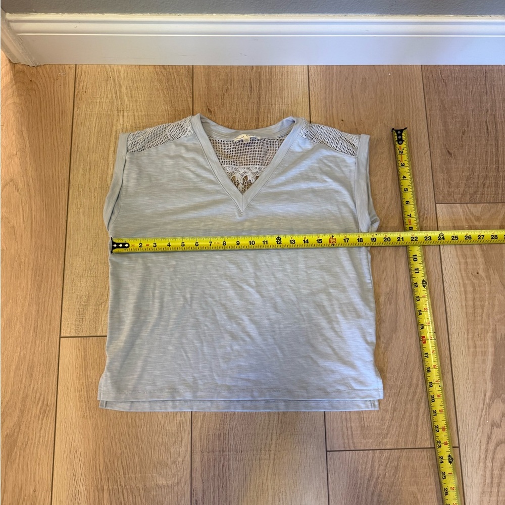 👚🩵🌺Nine Britton Gray V-Neck Lace Shoulder Top | Size Small | Casual Chic Blouse - Picture 5 of 5